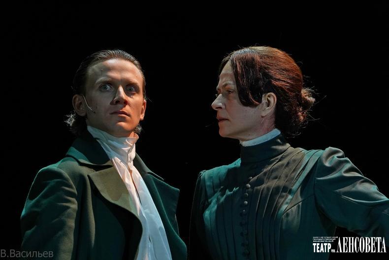 Правдивая история и немного артхауса: премьера «Недоросля» Романа Кочержевского в Театре им. Ленсовета