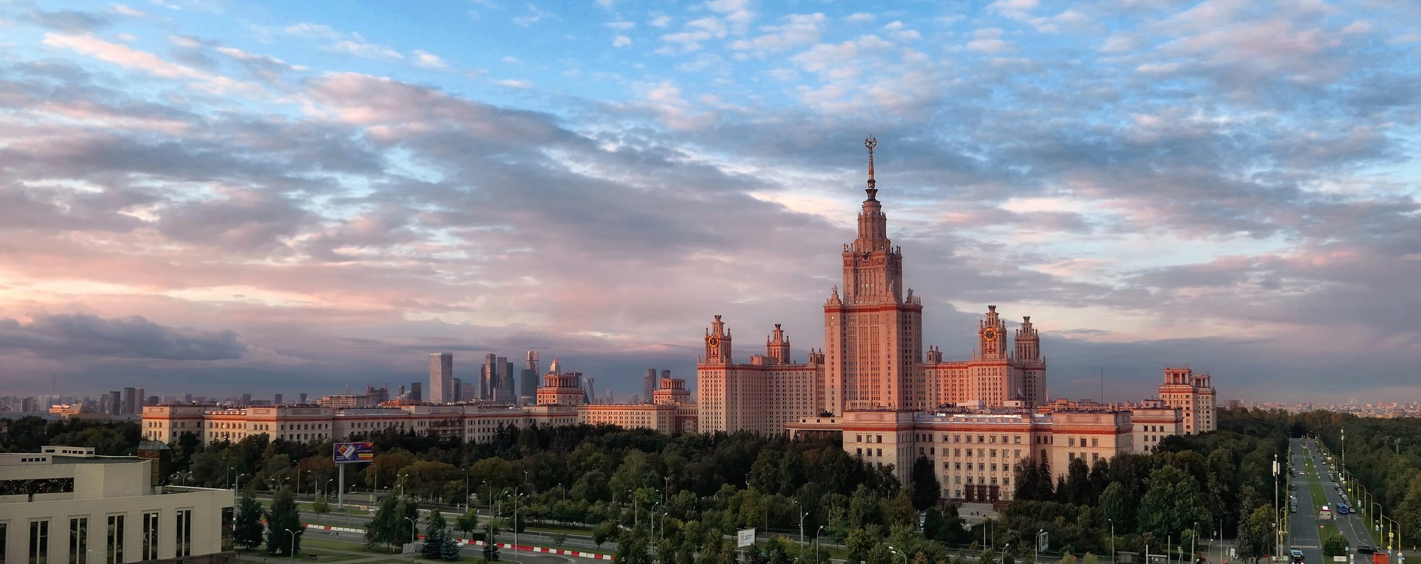 Автобусная экскурсия «Сталинские высотки: символ советской эпохи»