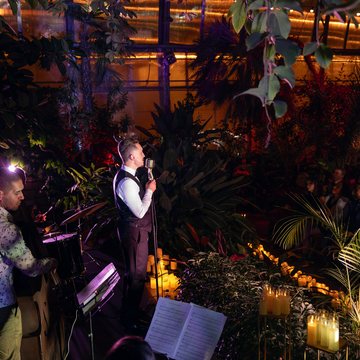 Концерт при свечах «Джаз. Фрэнк Синатра» в Оранжерее Таврического сада со скидкой 30%