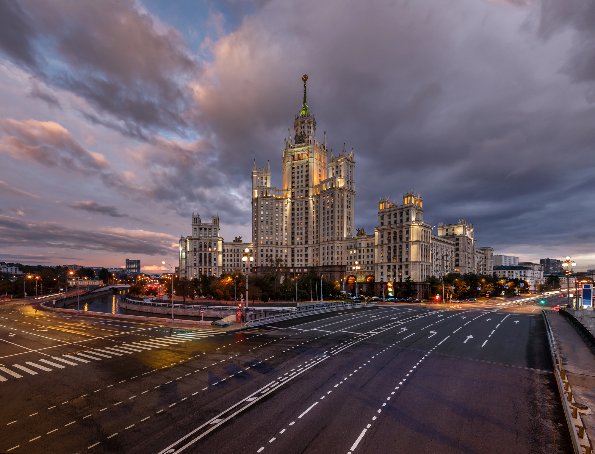 Экскурсия «Легенды и мифы сталинских высоток Москвы» со скидкой 20%