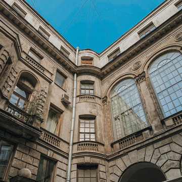 Пешеходная экскурсия «Лабиринты Петроградки» со скидкой 33%