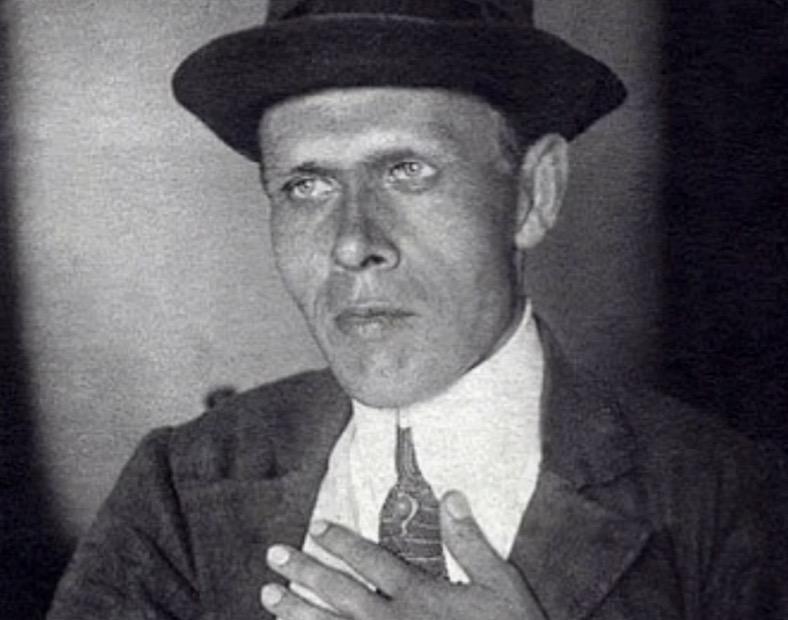 Памятник Даниилу Хармсу в Петербурге