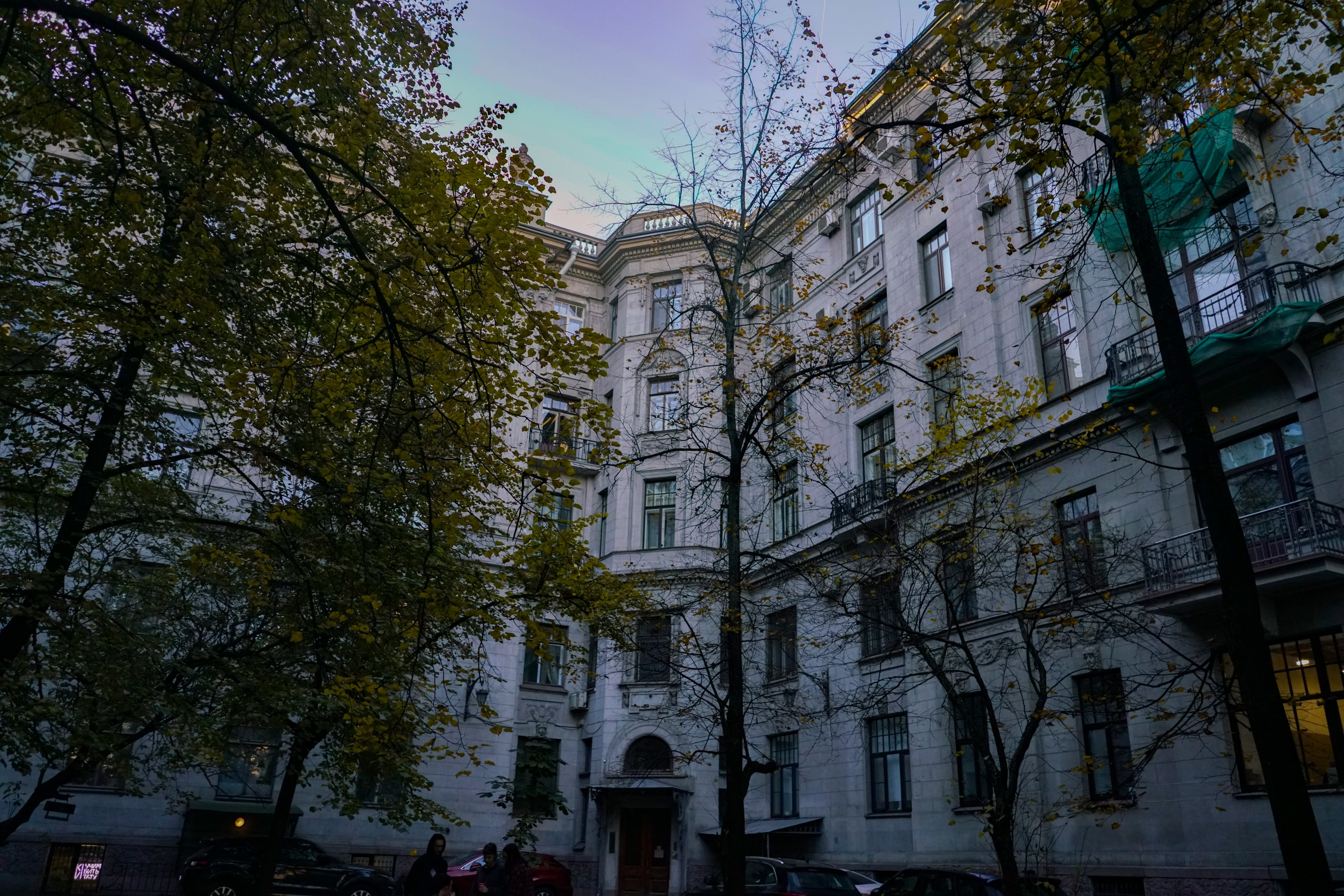 Дом Бенуа: дворы-лабиринты, известные жильцы и архитектурная роскошь