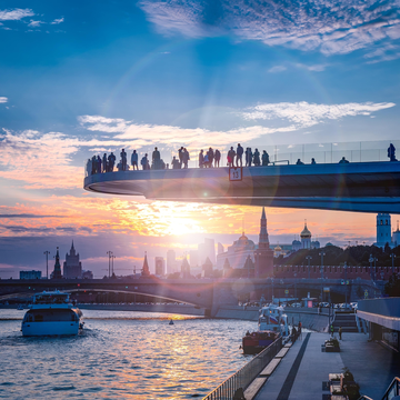 Круговая речная прогулка на теплоходе по центру Москвы от парка «Зарядье» со скидкой 50%