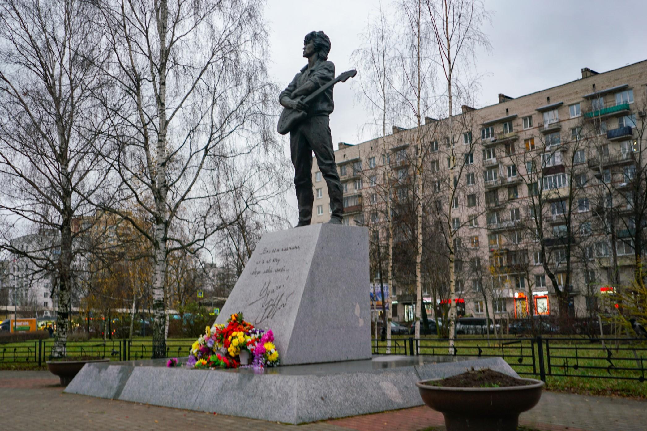 «Цой жив!»: адреса Петербурга, где живёт память о рок-музыканте
